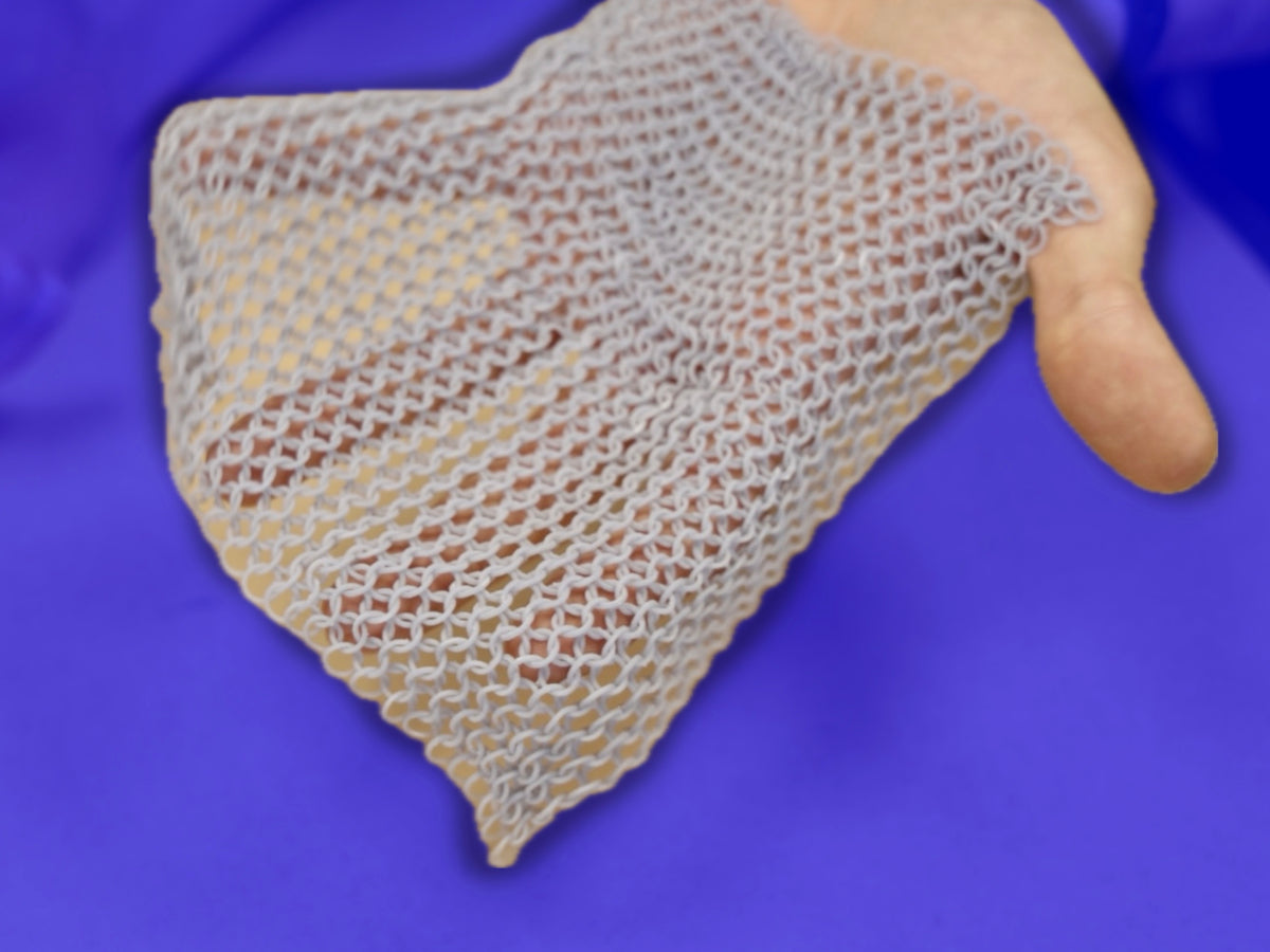 Maglia flessibile stampata in resina, piegata tra le mani